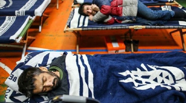 İBB sokakta yaşayanları spor salonlarına yerleştiriyor