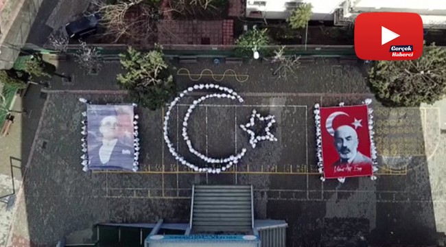 İlkokul öğrencilerinden duygulandıran ay yıldızlı koreografi