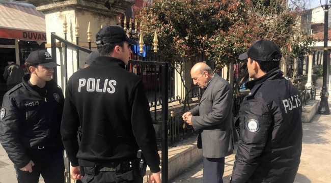 İstanbul’da polis sokağa çıkma yasağına uymayan yaşlıları uyardı