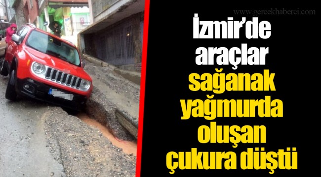 İzmir’de araçlar sağanak yağmurda oluşan çukura düştü