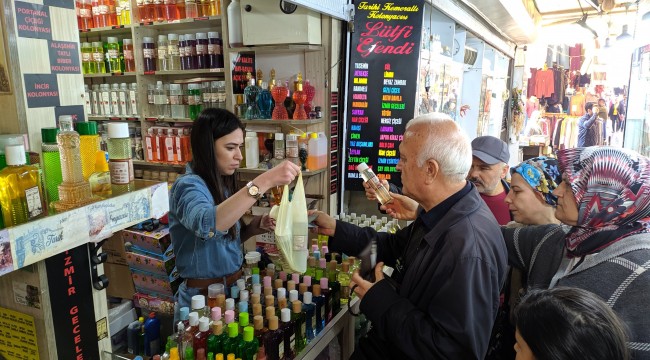 İzmir'de kolonya kuyruğu