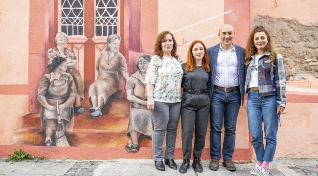 İzmir’in duvarı çiçek açtı