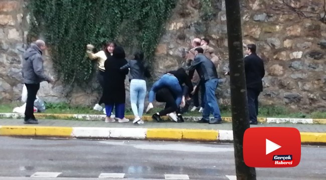 Kadından, erkek arkadaşına saldıran şahsa tekmeli müdahale kamerada