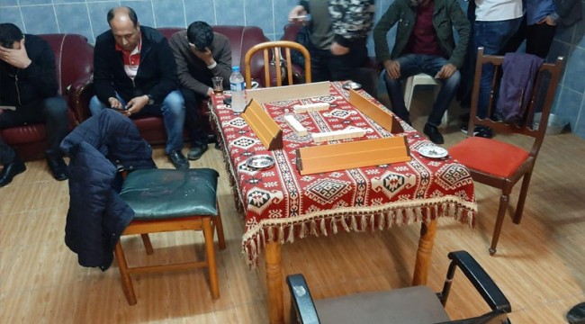 Kahvehaneler kapatılınca hamamı kumarhaneye çevirdiler!