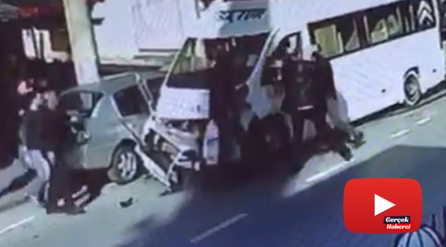 Kaza sonrası tekme tokat darp edilen sürücünün görüntüleri güvenlik kamerasına yansıdı