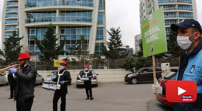 Korona virüs nedeniyle evde kalan vatandaşlar sokaklarına gelen bando takımıyla moral buldu