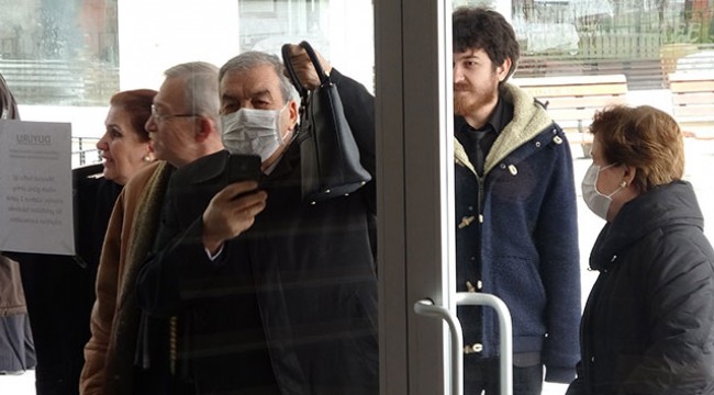Korona virüsü korkusuyla nikahı camın arkasından izlediler