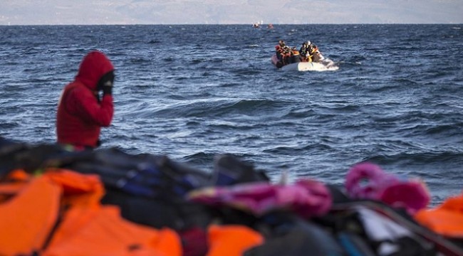 Midilli Adası’nda halk mültecilerin kıyıya çıkmasını engelledi