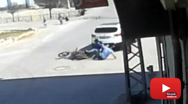 Motosikletin otomobile çarpma anı güvenlik kamerasına yansıdı
