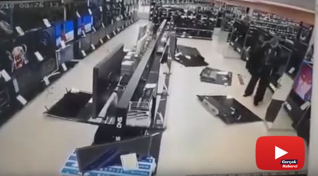 Putin'e sinirlenip çekiçle mağazadaki televizyonları kırdı