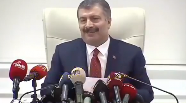 Sağlık Bakanı Koca'nın gazeteciye verdiği yanıt, sosyal medyada olay oldu