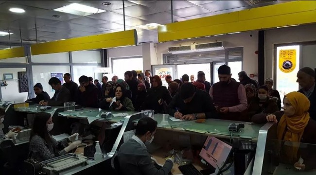 Salgın günlerinde PTT şubelerinde 'ölümcül' kalabalık
