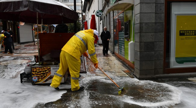 Sokaklar çamaşır suyu ile yıkanıyor