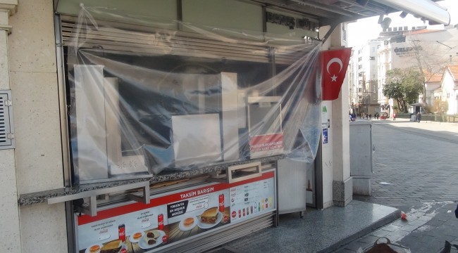 Taksim’de esnaf kepenk kapattı