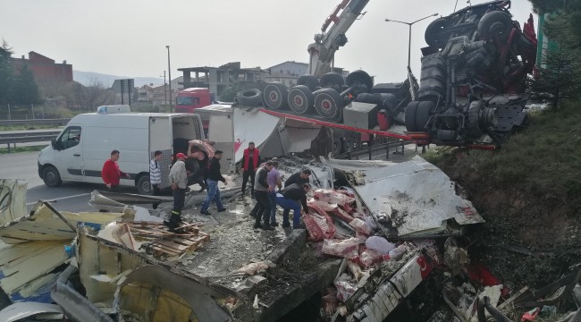 TEM’de devrilen tırdaki yüzlerce kiloluk et yola saçıldı: 2 yaralı