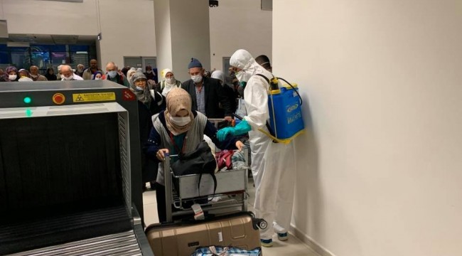Umreden dönenler geniş güvenlik önlemleri altında Edremit’e geldi