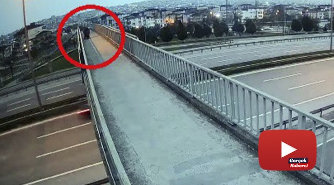 Üst geçitte karşılaştığı kadının çantasını böyle gasp etti