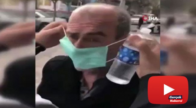 Yaşlı adamı zorla durdurdular, maske takıp başına kolonya döktüler