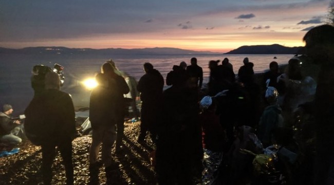 Yunan adalarında yabancı gazetecilere göçmen dayağı