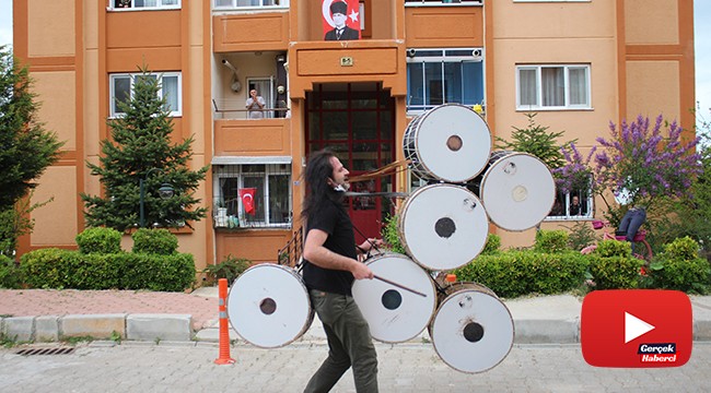 6 davulu aynı anda çalıp, 23 Nisan coşkusu yaşattı