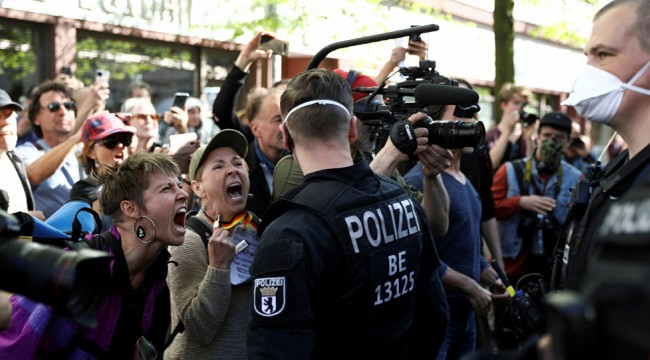 Almanya'da koronavirüs kısıtlamaları protesto edildi