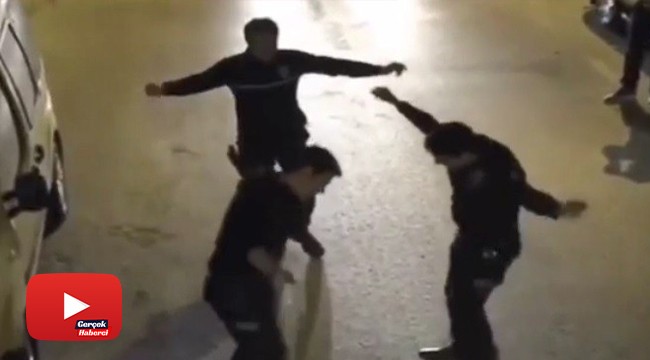 Balkondaki vatandaşlar çaldı, polisler oynadı