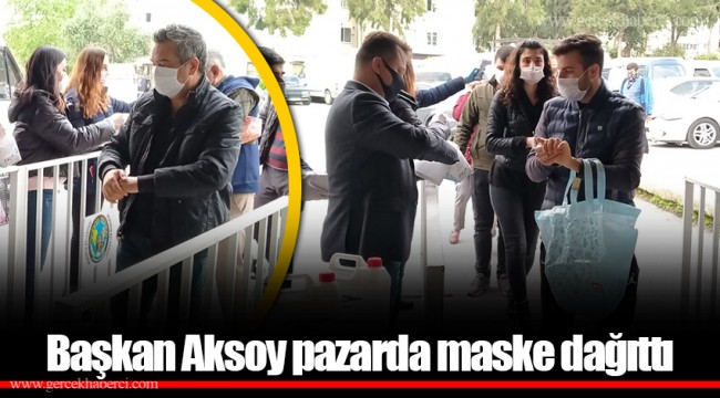 Başkan Aksoy pazarda maske dağıttı