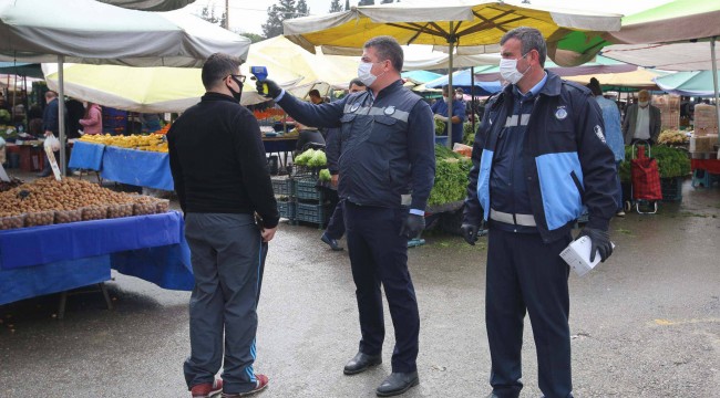 Buca’nın semt pazarlarında maske ve mesafe teyakkuzu