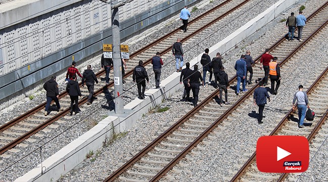 'Çantamda bomba var' diyerek tren raylarına oturdu