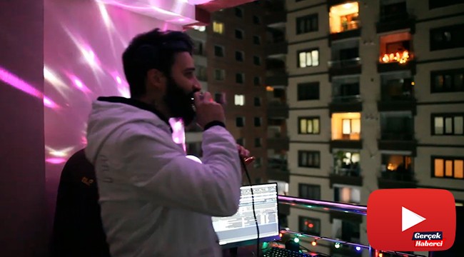 DJ kabinini evinin balkonuna kurdu, mahalleliyi coşturdu