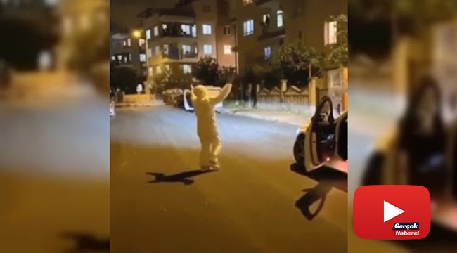 Evde sıkılan ablası için koruyucu tulumla açık hava konseri verdi