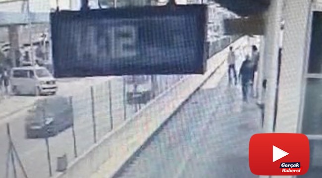 Fenalaşıp rayların üzerine düşen genç hayatını kaybetti...O anlar kamerada