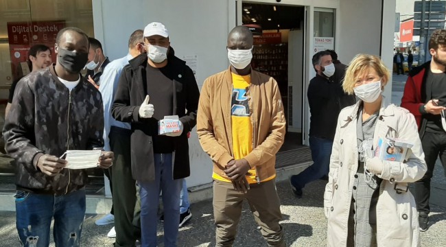 Gelecek Partisi İzmir Vatandaşlara Maske Dağıttı