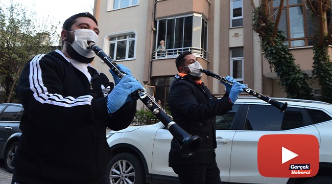 Göbek atarak evde kalıyorlar