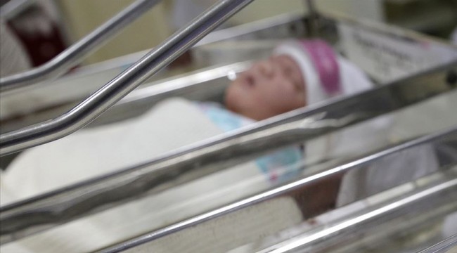 İran'da 800 gram ağırlığındaki bebek Kovid-19'u yendi