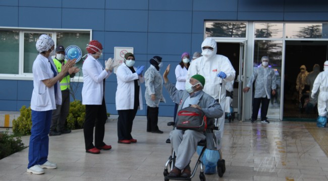 Isparta’da tedavileri tamamlanan 40 umreci daha alkışlarla taburcu edildi