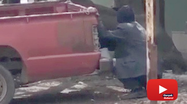 Jandarma ekiplerini gören yaşlı adam bir aracın arkasına saklandı