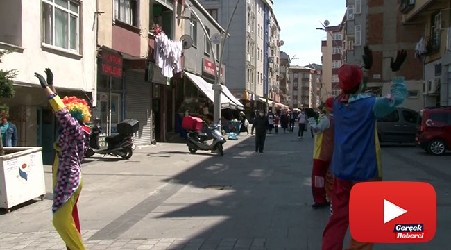 Kadınların balkon yarışması izleyenleri güldürdü