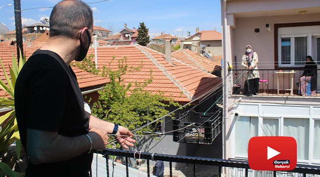 Karşı apartmanda oturan kız kardeşiyle ‘teleferik’ sistemi sayesinde kahve içebiliyor
