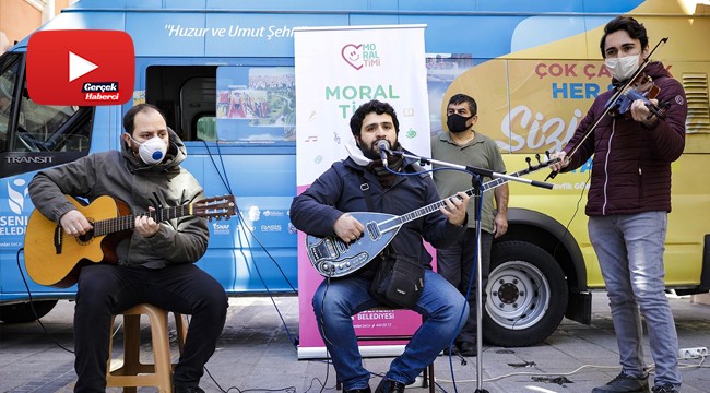 Korona virüse karşı moral timi: Sokak sokak gezip konser veriyorlar
