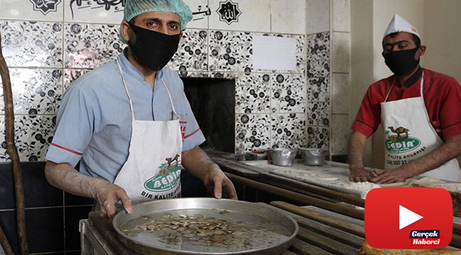 Madeni paraları 180 derecede ısıttıktan sonra müşterilere veriyor