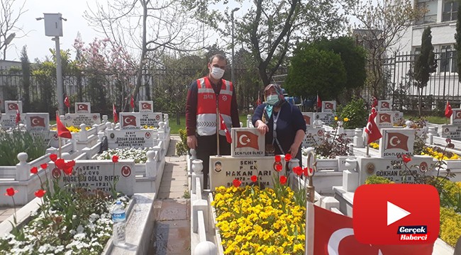 Oğlunu özleyen şehit annesi, kabristana polislerle gitti