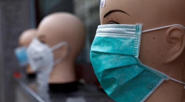 Sadece hastaların maske takmasını tavsiye eden DSÖ kararını gözden geçirecek