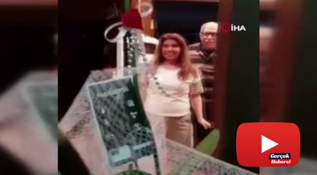 Sağlık çalışanından annesine sosyal mesafeli doğum günü sürprizi