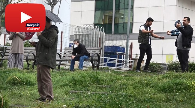 Sağlıkçılara balkondan konser verdi, polis geldi sosyal mesafeye dikkat çekti