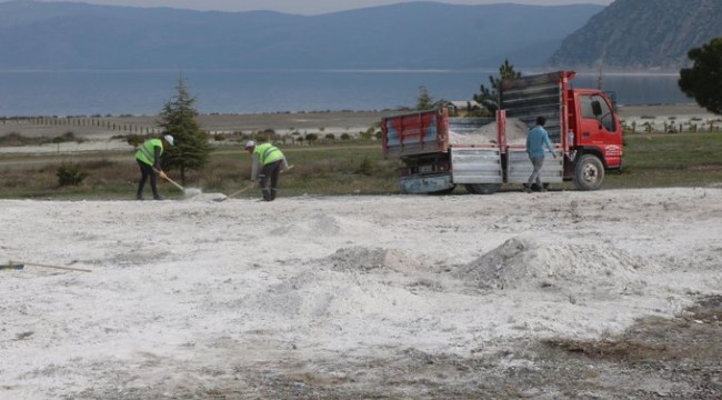 Salda Gölü'nün taşınan kumları eski yerine alınıyor