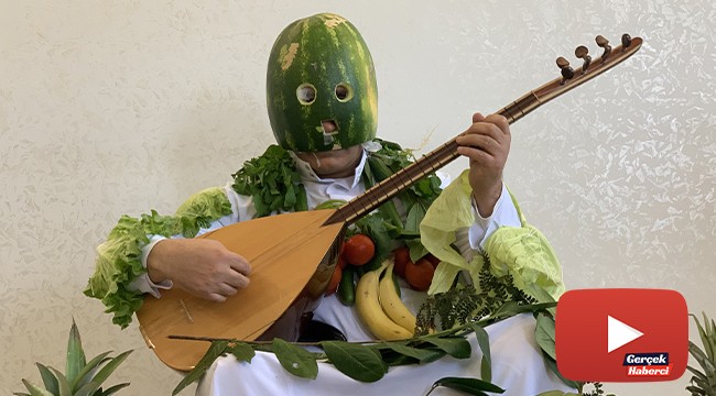 Sanatçı Aydın Aydın karpuz kabuğundan maske yapıp ‘evde kal’ mesajı verdi