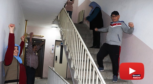Sokağa çıkamayan 65 yaş üstü vatandaşlar apartmanda spor yapıyor
