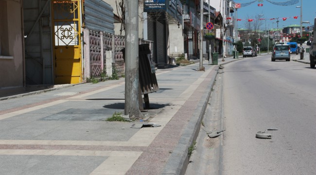Sokağa çıkma yasağını ihlal eden çocuk, hızla gelen aracın altında kaldı
