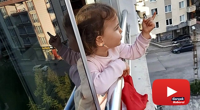2,5 yaşındaki minikten sokakta dolaşanlara ilginç tepki